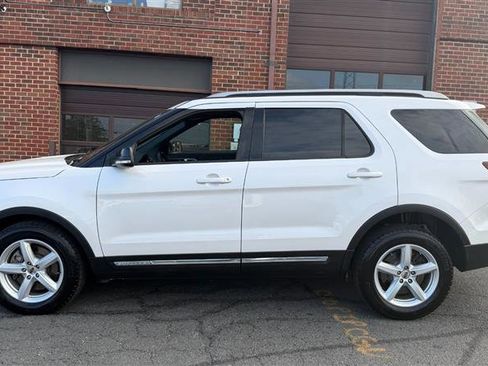 Used 2017 Ford Explorer XLT w/ Equipment Group 202A AWD/4WD image 5