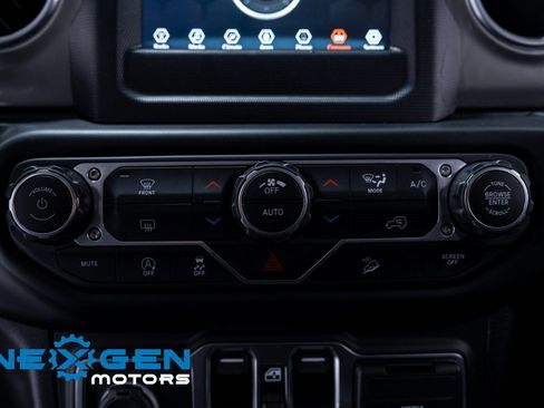 Used 2020 Jeep Wrangler Unlimited Sahara image 12