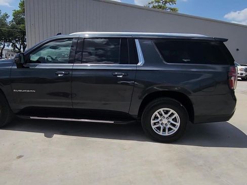 Used 2022 Chevrolet Suburban LT w/ Luxury Package RWD image 6