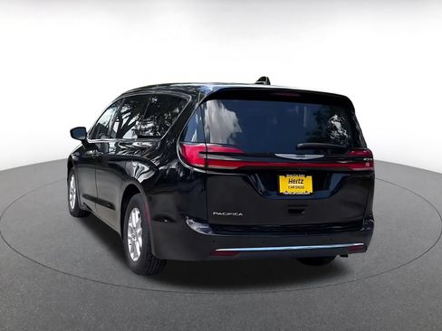 Used 2024 Chrysler Pacifica Touring-L FWD image 9