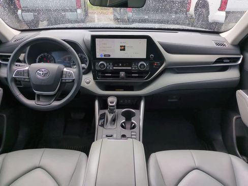 Used 2023 Toyota Highlander XLE FWD image 14