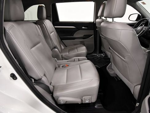 Used 2018 Toyota Highlander XLE AWD/4WD image 18