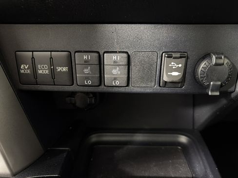 Used 2018 Toyota RAV4 Limited w/ Advanced Technology Package image 19