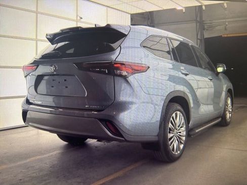 Used 2024 Toyota Highlander LE image 4