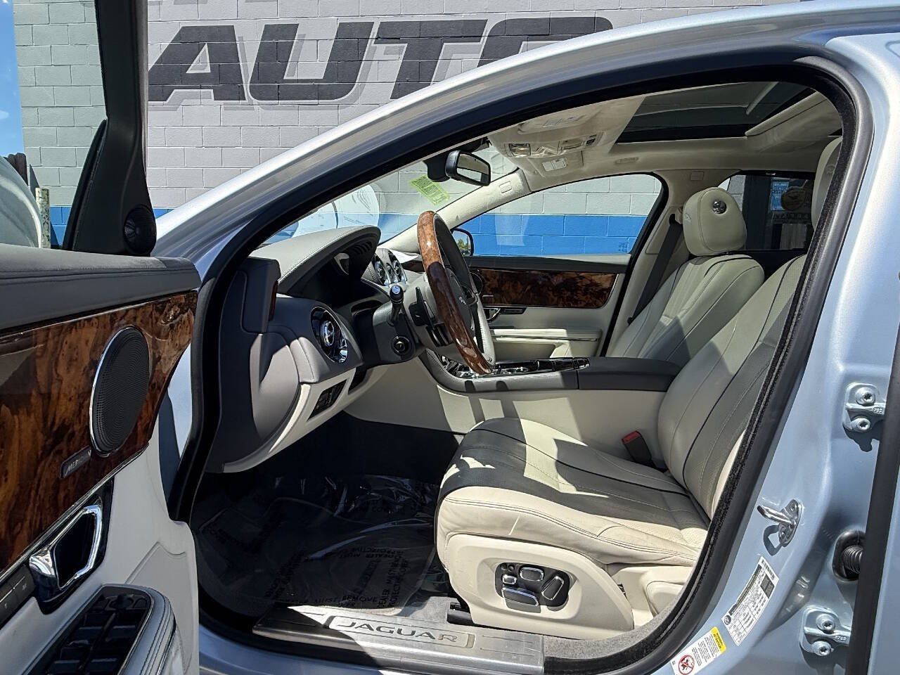 Used 2014 Jaguar XJ L Portfolio AWD/4WD image 9