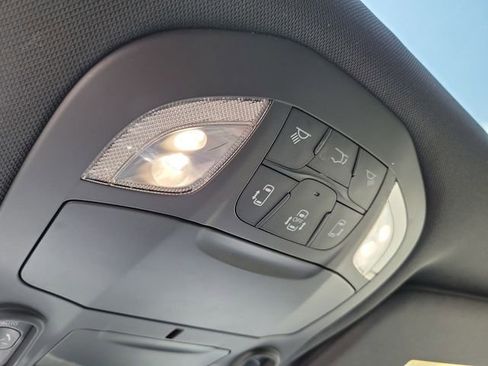 Used 2025 Chrysler Pacifica Limited FWD image 19