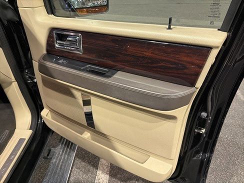 Used 2016 Lincoln Navigator Reserve image 23