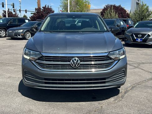 Used 2022 Volkswagen Jetta SE FWD image 2