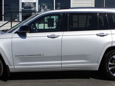 Used 2022 Jeep Grand Cherokee L Overland w/ Advanced Protech Group III image 3