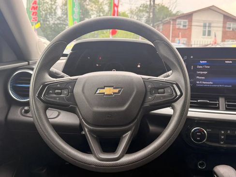 Used 2025 Chevrolet Trax LT FWD image 18