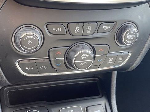 Used 2019 Jeep Cherokee Limited w/ Luxury Group image 23