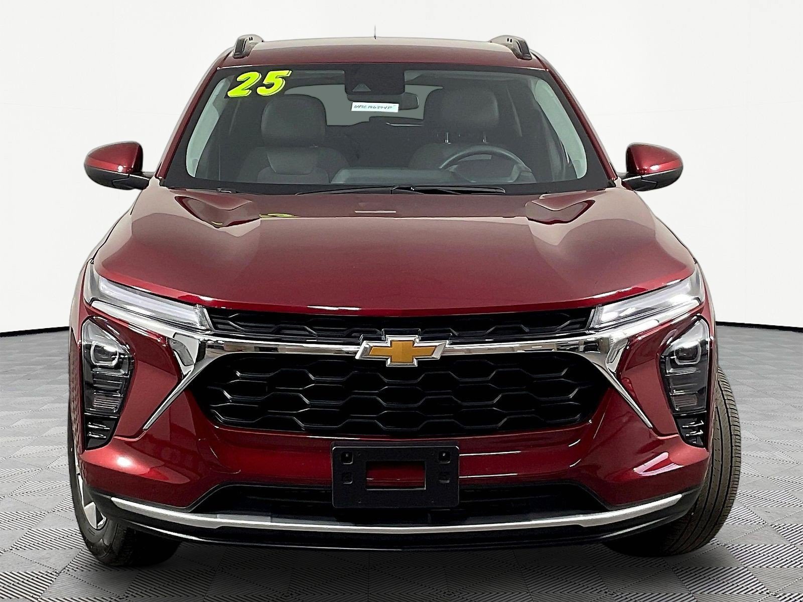 Used 2025 Chevrolet Trax LT FWD image 2