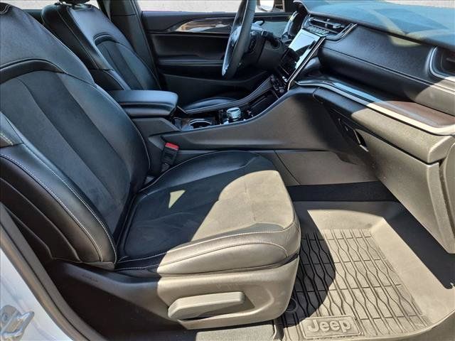 Used 2023 Jeep Grand Cherokee Altitude AWD/4WD image 28