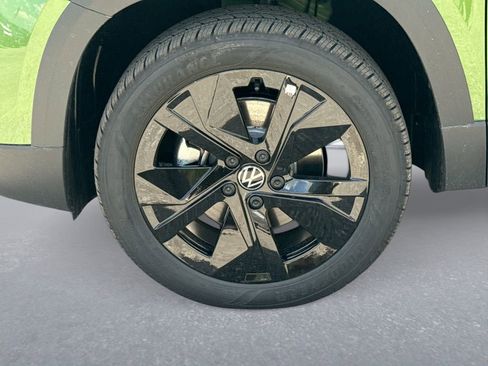 New 2026 Volkswagen Taos SE FWD image 18