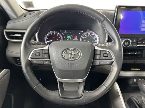 Used 2023 Toyota Highlander XLE AWD/4WD image 14