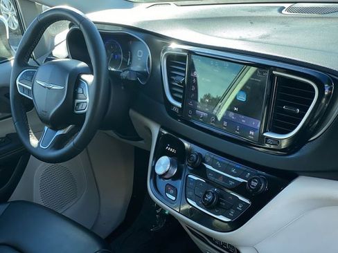 Used 2023 Chrysler Pacifica Touring-L image 44