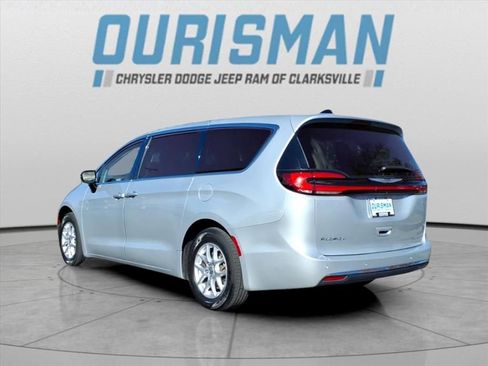 Certified 2024 Chrysler Pacifica Touring-L image 4