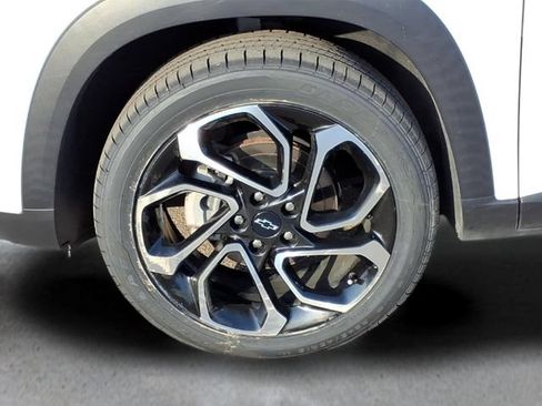 Used 2024 Chevrolet Trax RS w/ Sunroof Package FWD image 10