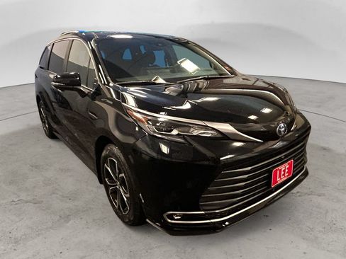 Used 2025 Toyota Sienna Platinum AWD/4WD image 7