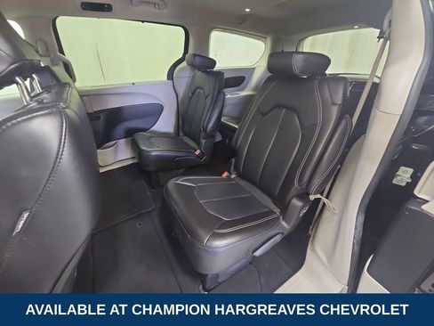 Used 2023 Chrysler Pacifica Touring-L FWD image 33