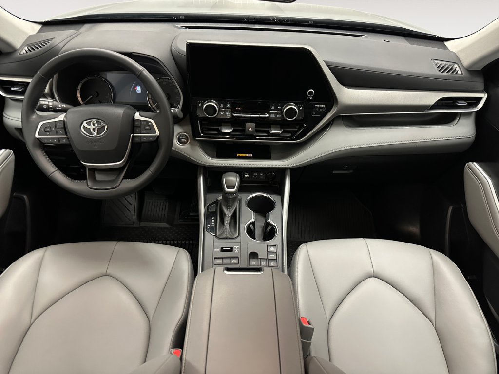 Used 2025 Toyota Highlander XLE AWD/4WD image 11