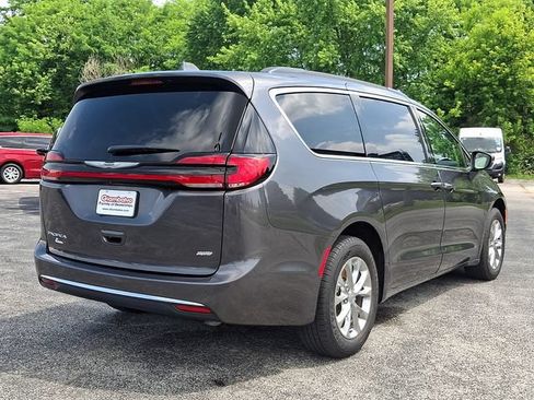 Certified 2022 Chrysler Pacifica Touring-L AWD/4WD image 10