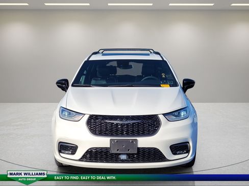 Used 2025 Chrysler Pacifica Limited FWD image 9