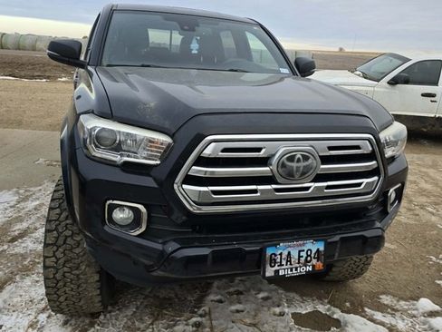 Used 2018 Toyota Tacoma Limited image 3