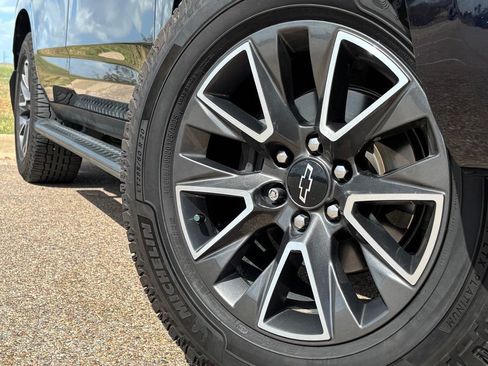 Used 2021 Chevrolet Tahoe Z71 w/ Luxury Package AWD/4WD image 2