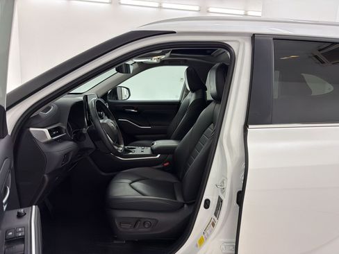 Used 2023 Toyota Highlander XLE FWD image 5