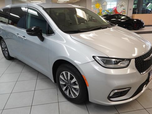 Used 2024 Chrysler Pacifica Limited FWD image 14