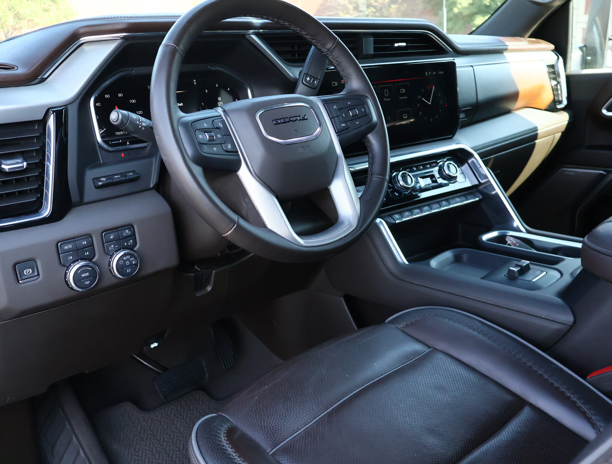 Used 2025 GMC Sierra 2500 Denali w/ Denali Reserve Package AWD/4WD image 3