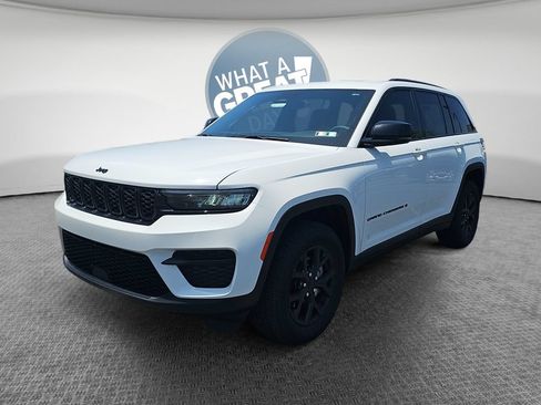 Used 2024 Jeep Grand Cherokee Altitude AWD/4WD image 8