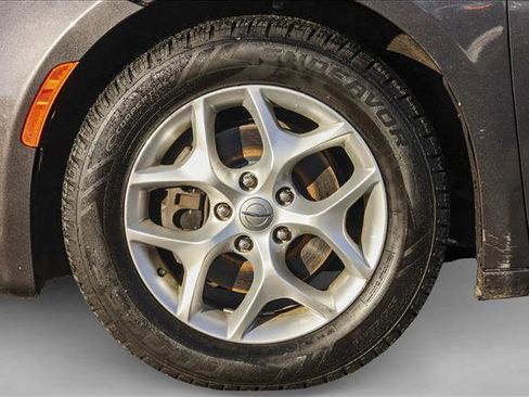 Used 2018 Chrysler Pacifica Touring Plus w/ Tire & Wheel Group image 9