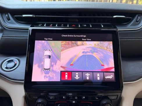 Used 2025 Jeep Grand Cherokee Limited w/ Luxury Tech Group II AWD/4WD image 4