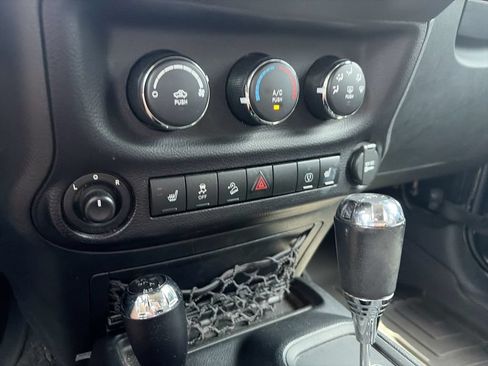 Used 2016 Jeep Wrangler Unlimited Sahara AWD/4WD image 18