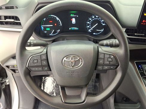 Used 2024 Toyota Sienna LE FWD image 19