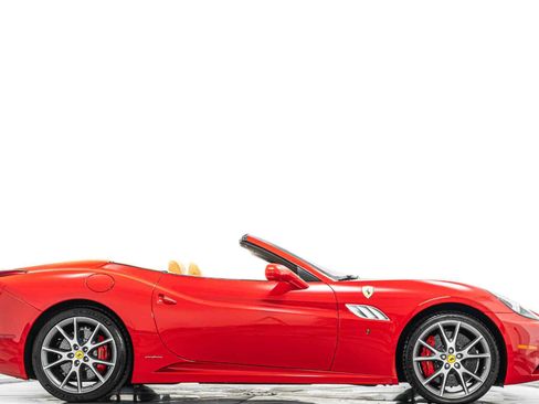 Used 2013 Ferrari California image 2