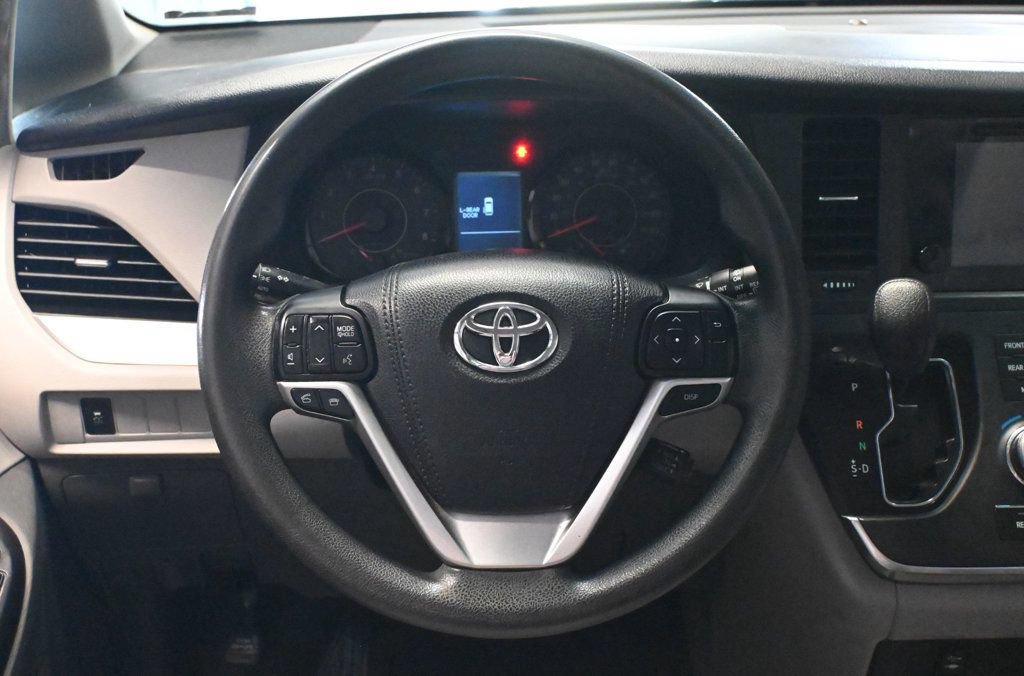 Used 2017 Toyota Sienna LE FWD image 13