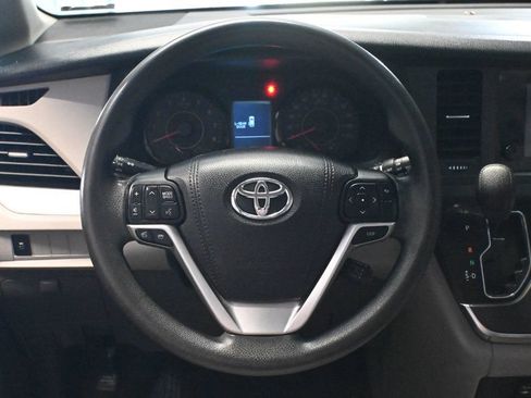 Used 2017 Toyota Sienna LE FWD image 13