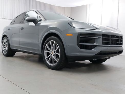 Certified 2025 Porsche Cayenne Coupe image 9