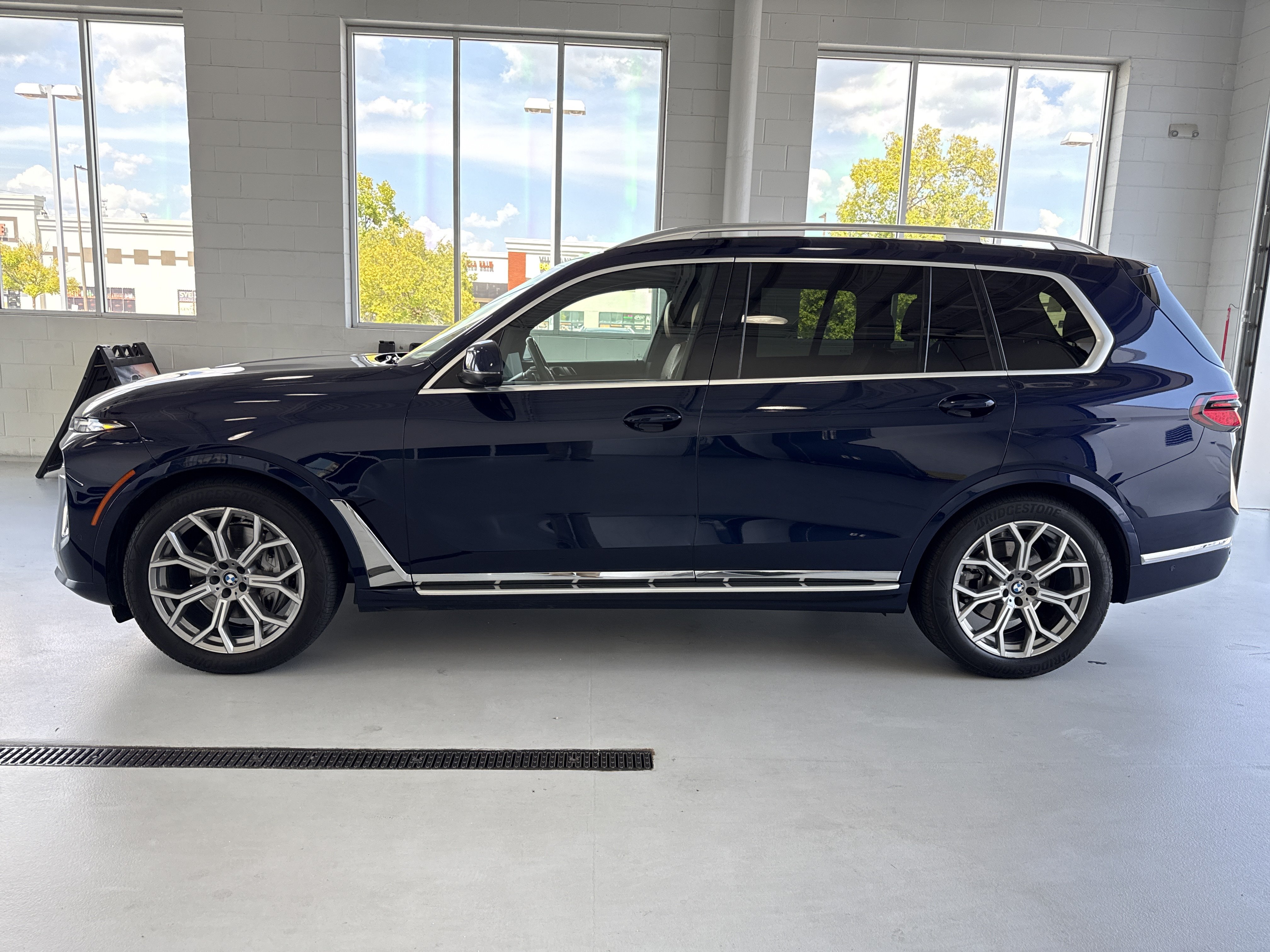 Used 2023 BMW X7 xDrive40i w/ Executive Package AWD/4WD image 2