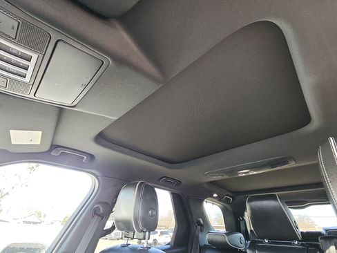 Used 2019 Land Rover Discovery HSE image 16