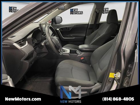 Used 2022 Toyota RAV4 LE AWD/4WD image 9