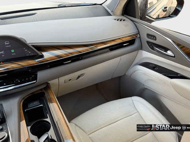 Used 2024 Cadillac Escalade ESV Sport Platinum w/ LPO, ONYX Package AWD/4WD image 17