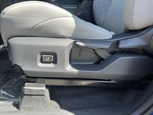 Certified 2025 Toyota Tacoma SR5 AWD/4WD image 4
