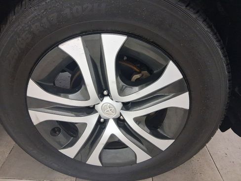 Used 2018 Toyota RAV4 LE FWD image 11