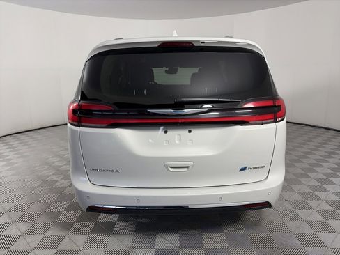 Used 2021 Chrysler Pacifica Touring-L image 6