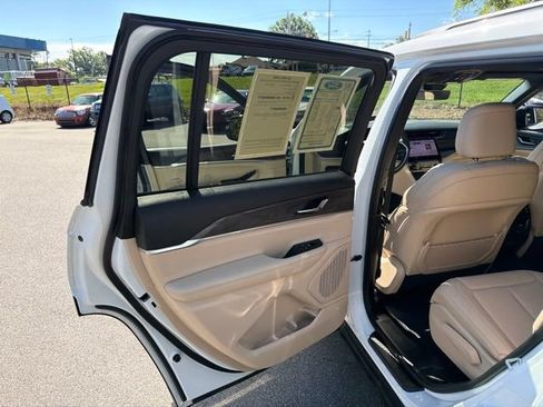 Used 2025 Jeep Grand Cherokee L Limited w/ Black Appearance Package AWD/4WD image 16
