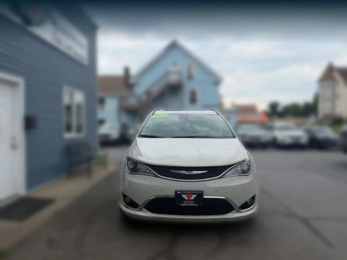 Used 2019 Chrysler Pacifica Limited w/ Tire & Wheel Group FWD image 7